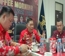 Kepala Kanwil Kemenkumham Riau, Mhd Jahari Sitepu (tengah) saat coffee morning dengan awak media (foto/Bayu)