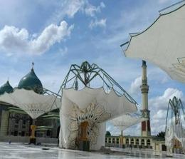 Payung Masjid Raya Annur Riau senilai puluhan miliar rusak diterjang angin.(foto: int)