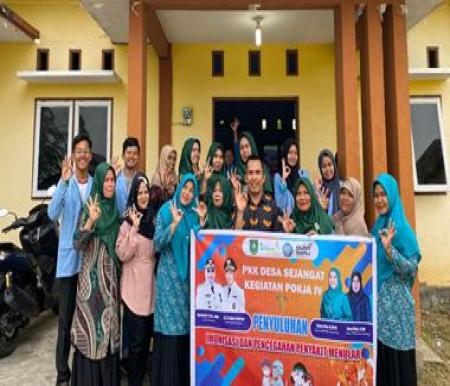 Mahasiswa KKN Universitas Riau dan perwakilan PKK Desa Sejangat, Bengkalis (foto/ist)