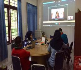  Situasi saat para guru mengikuti kegiatan lokakarya teknik edukasi pencegahan karhutla bagi anak-anak di Provinsi Riau.