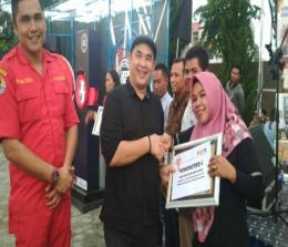 Wartawati Metro Riau Herlina saat menerima penghargaan.