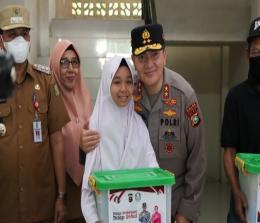 Kapolda Riau Irjen Pol M Iqbal bersama seorang anak saat kunker di Kabupaten Kuansing.(foto: ultra/halloriau.com)