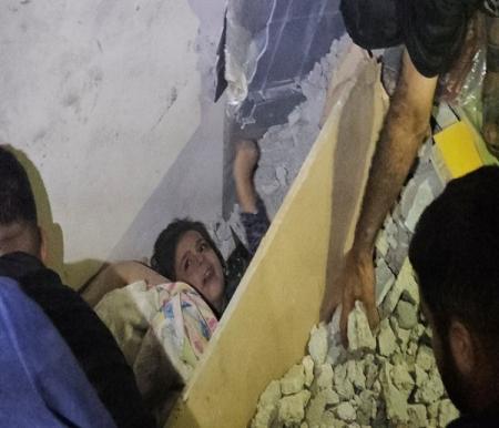 Anak-anak tertimpa reruntuhan akibat serangan Zionis Israel ke Jalur Gaza.(foto: int)