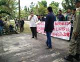 Mahasiswa AMIK dan STAI Nurul Hidayah menggelar aksi damai 121 di depan gedung DPRD Kepulauan Meranti