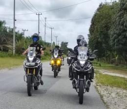 Bikers Honda CB150X saat Touring Culturide menuju Sungai Gelombang Kampar.(foto: istimewa)