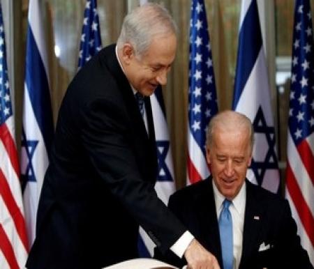 PM Israel Benjamin Netanyahu saat bertemu Presiden AS Joe Biden. (REUTERS/Ronen Zvulun)