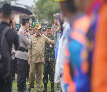 Gubernur Edy Natar saat mengecek petugas gabungan di Nataru 2024 (foto/int)