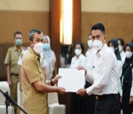 Gubernur Riau Syamsuar menyerahkan SK CPNS
