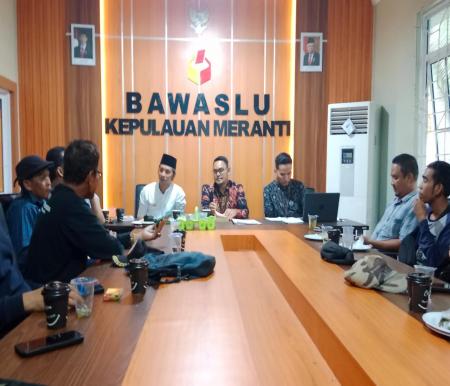 Bawaslu Kabupaten Kepulauan Meranti saat menggelar konferensi pers