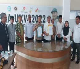 Ketua PWI Riau, Zulmansyah Sekedang dan Ketua Bawaslu Kampar, Syawir Abdullah bersama para pengurus PWI Riau.(foto: istimewa)