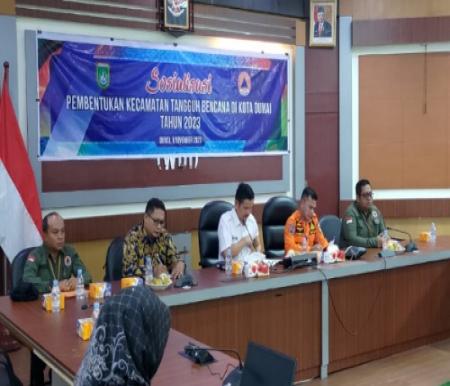 Sekda Dumai H. Indra Gunawan membuka kegiatan sosialisasi pembentukan Kecamatan Tangguh Bencana Mota Dumai di ruang rapat Wan Dahlan Ibrahim Rabu, (8/11/2023).(foto: bambang/halloriau.com)