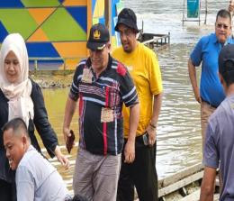 Kadisparekraf Riau, Roni Rakhmat usai meninjau lokasi Festival Subayang yang terendam luapan sungai.(foto: barkah/halloriau.com)