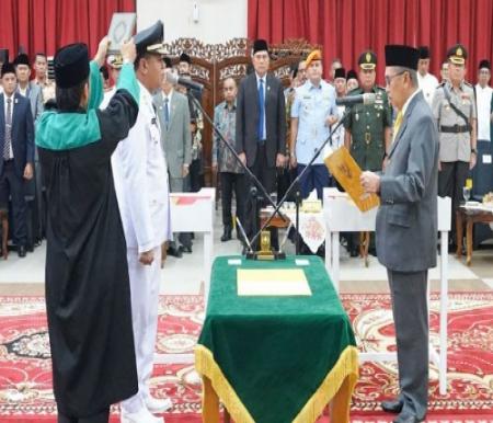 Gubernur Riau, Syamsuar saat melantik Suhardiman Amby sebagai Bupati Kuansing.(foto: mcr)