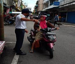 Petugas Dishub Kepulauan Meranti minta salah satu pengendara sepeda motor untuk berbalik arah, karena sedang diterapkan sistem jalan satu arah di Jalan Imam Bonjol Selatpanjang.