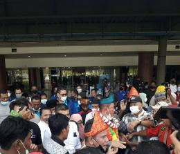 Kedatangan Suparman di Bandara Sultan Syarif Kasim Riau disambut meriah. 