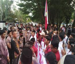 Unjuk rasa mahasiswa di DPRD Riau. 