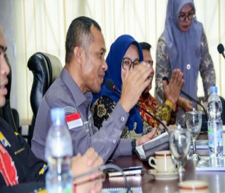 Wakil Bupati Bengkalis, H Bagus Santoso saat memaparkan perkembangan proyek Jembatan Sumatera-Bengkalis.(foto: zulkarnaen/halloriau.com)