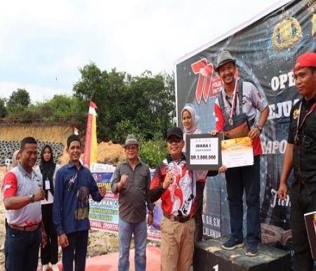 Kapolres Pelalawan, AKBP Suwinto tutup kejuaraan menembak (foto/int)