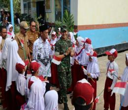 Dandim 0314 Inhil, didampingi Marlis Syarif, Kepala Sekolah disambut ratusan murid.