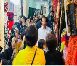 Presiden Jokowi menyapa pedagang di Pasar Bawah Pekanbaru (foto/int)