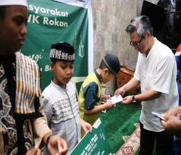 Dirut PHR Jaffee Arizon Suardin menyerahkan santunan untuk anak yatim di Masjid An Naba, Duri, (29/3).