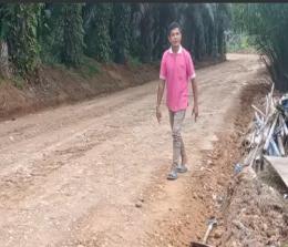 Jalan angkutan produksi pertanian Desa Suka Maju, Kecamatan Rambah Rokan Hulu diperbaiki melalu program swakelola.