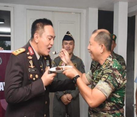 Danrem 031 Wira Bima Brigjen TNI Dany Rakca Andalasawan menyuapi kue ke mulut Kapolda Riau Irjen Pol Mohammad Iqbal. 