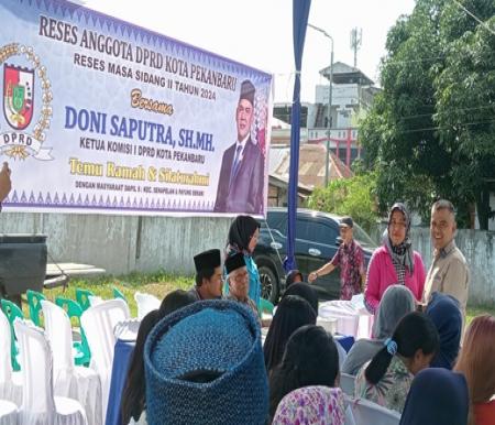 Reses anggota DPRD Pekanbaru, Doni Saputra di RT 02/RW 05, Kelurahan Kampung Dalam, Kecamatan Senapelan (foto/Mimi)