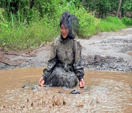 Selebgram Lampung mandi lumpur protes jalan rusak (foto/int)