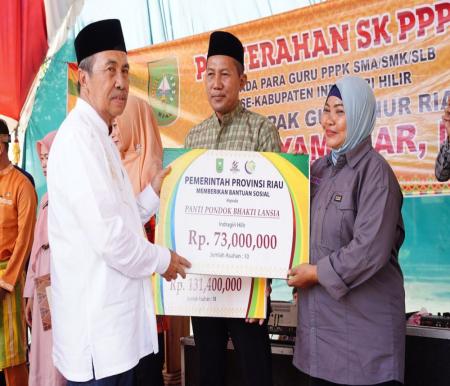 Gubernur Riau, Syamsuar salurkan bansos di Inhu.(foto: mcr)