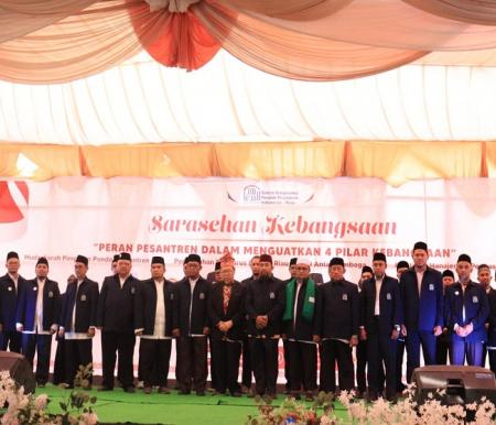 Foto bersama pengukuhan Badan Kerjasama Pondok Pesantren Indonesia (BKsPPI) Provinsi Riau Periode 2023-2028.