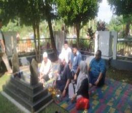 Rusli Zainal ditemani Yopi Anrianto singgah berziarah di makam Almarhum Soegianto di Rengat (foto/int)