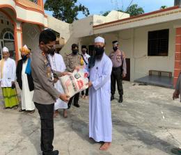 Kapolres Rohul AKBP Dasmin Ginting, serahkan bantuan paket sembako ke pengurus masjid,  dalam rangkaian Bhakti Sosial HUT ke-74 Bhayangkara!