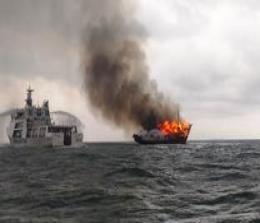 Kapal KM Bintang Surya yang hangus terbakar di perairan Karimun