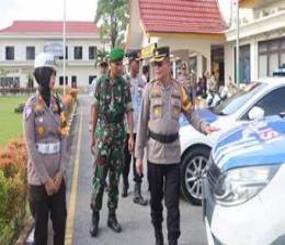 Waka Polres Pelalawan, Kompol Antoni Lumban Gaol mengecek kendaraan Ops Keselamatan Lancang Kuning 2023 (foto/Andi)