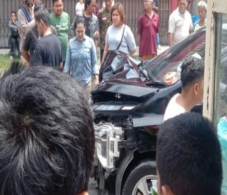 Mitsubishi Xpander hitam ringsek usai menabrak anak-anak hingga tewas di Jalan Karet Pekanbaru.(foto: pajri/halloriau.com)