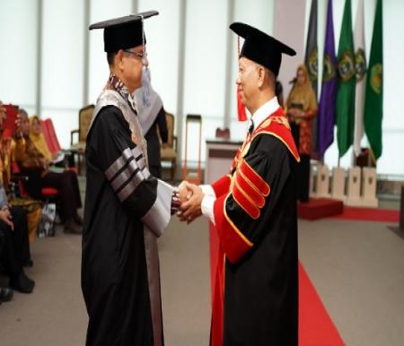Pengukuhan Prof Dr Anas Puri ST MT menjadi Guru Besar ke-14 UIR Bidang Teknik Sipil.(foto: istimewa)