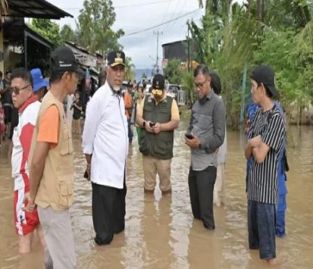 Gubernur Sumbar, Mahyeldi saat meninjau lokasi banjir.(foto: antara.com)
