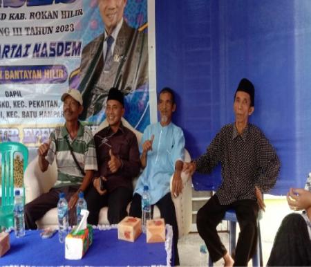 Wakil Ketua II DPRD Rohil, Basiran Nur Effendi saat reses di Kelurahan Bantaiyan Hilir.(foto: afrizal/halloriau.com)