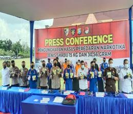 Konferensi pers keberhasilan polisi mengungkap peredaran sabu dari Pulau Rupat di Pelabuhan Roro, Dumai.