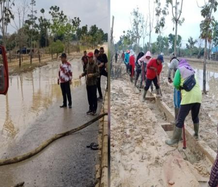 Tim Terpadu Satgas Banjir Pelalawan melakukan pembersihan drainase dari lumpur (foto/Andi)