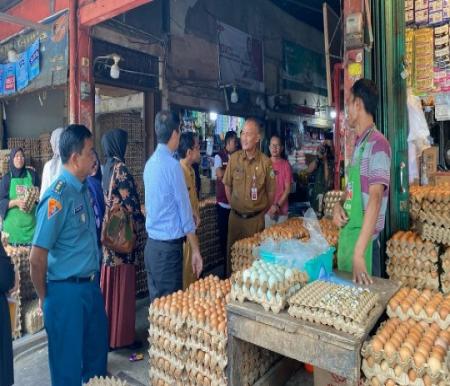Pj Sekda Provinsi Riau, Indra tinjau Pasar Pagi Arengka (foto/Yuni)