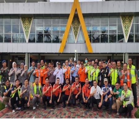 Manajemen Bandara SSK II Pekanbaru foto bersama stakeholder usai apel kesiapan momen mudik (foto/Yuni)