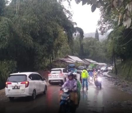 Jalan raya Padang-Bukittinggi persisnya di Kelok Hantu, Nagari Aia Angek, Kabupaten Tanah Datar.