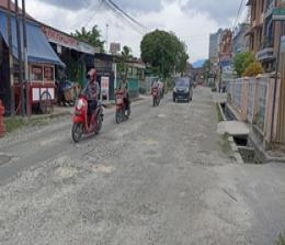 Jalan Dahlia bekas proyek PDAM di Pekanbaru masih rusak parah dan belum diaspal. (foto/Rahmat)