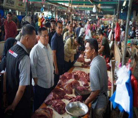 Pj Gubernur Riau, SF Hariyanto mendatangi pasar di Pekanbaru cek ketersediaan bahan pokok (foto/yuni)