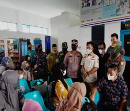Wakil Bupati Kepulauan Meranti H Asmar saat berdialog dengan penumpang saat meninjau Pelabuhan Tanjung Harapan Selatpanjang