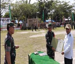 Danrem 031/WB Brigjen TNI Parlindungan Hutagalung saksikan Wabup Pelalawan Nasaruddin menerima laporan hasil TMMD ke 115 (foto/And)