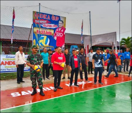 Pembukaan Turnamen Bola Voli Andika Cup I ditandai dengan dilakukannya servis pertama oleh Plt Bupati Kepulauan Meranti. 
