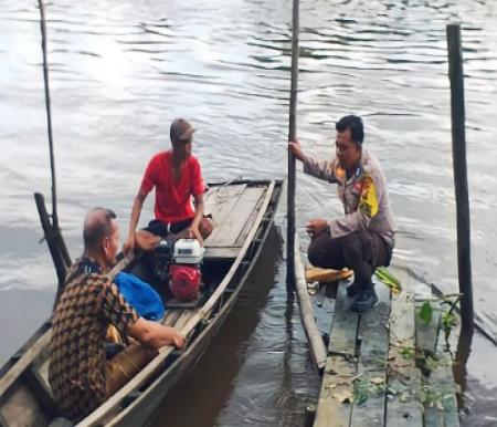 Pak Eko menyosialisasikan Pemilu damai kepada nelayan di Kampung Tualang Siak.(foto: istimewa)